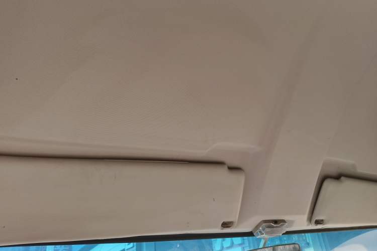 Used Iveco Daily 2020 2.5T A35 Passenger Van with Dual Tires Mid-Roof Design 5-9 Seater Side-Sliding Door China V Emission Standard