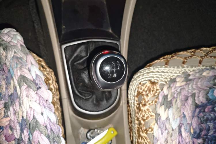 Used Hyundai Verna (older generation) 2014 1.4L Manual Smart GLS Trim Gear Lever