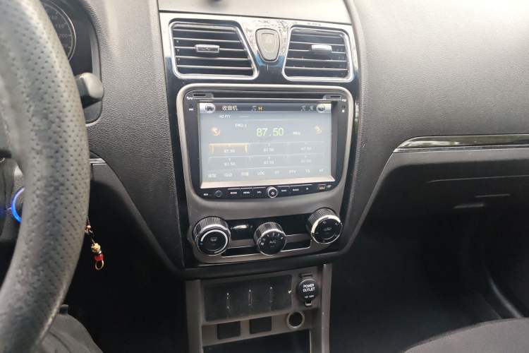 Used Geely Auto Classic Emgrand 2013 Hatchback 1.5L Manual Entry-Level Model Audio And AC Panel