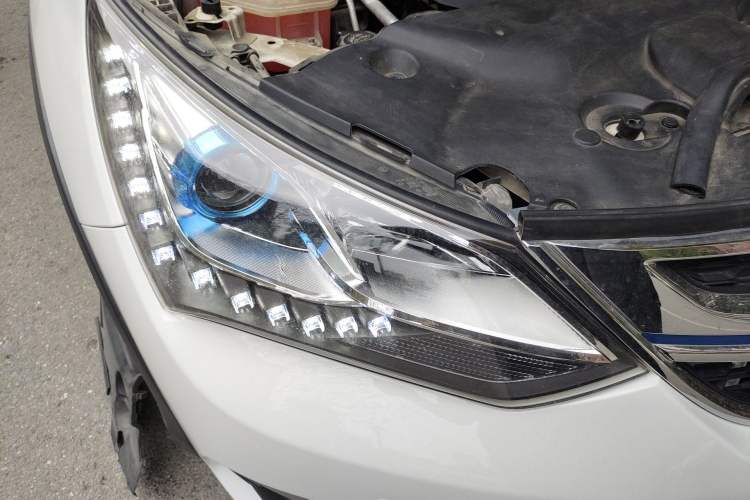 Used BYD Song New Energy 2017 Song DM 1.5TID All-Wheel Drive Luxury Model Right Front Headlight