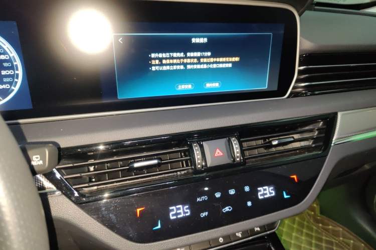 Used Hongqi HS5 2022 Facelifted Version 2.0T Smart Connect Flagship All-Wheel-Drive Edition Audio And AC Panel