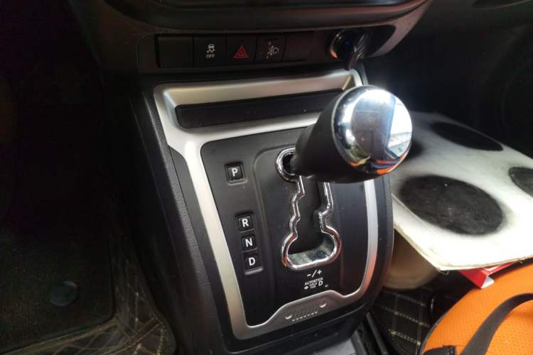 Used Jeep Compass 2014 2.4L four-wheel drive sport version Gear Lever