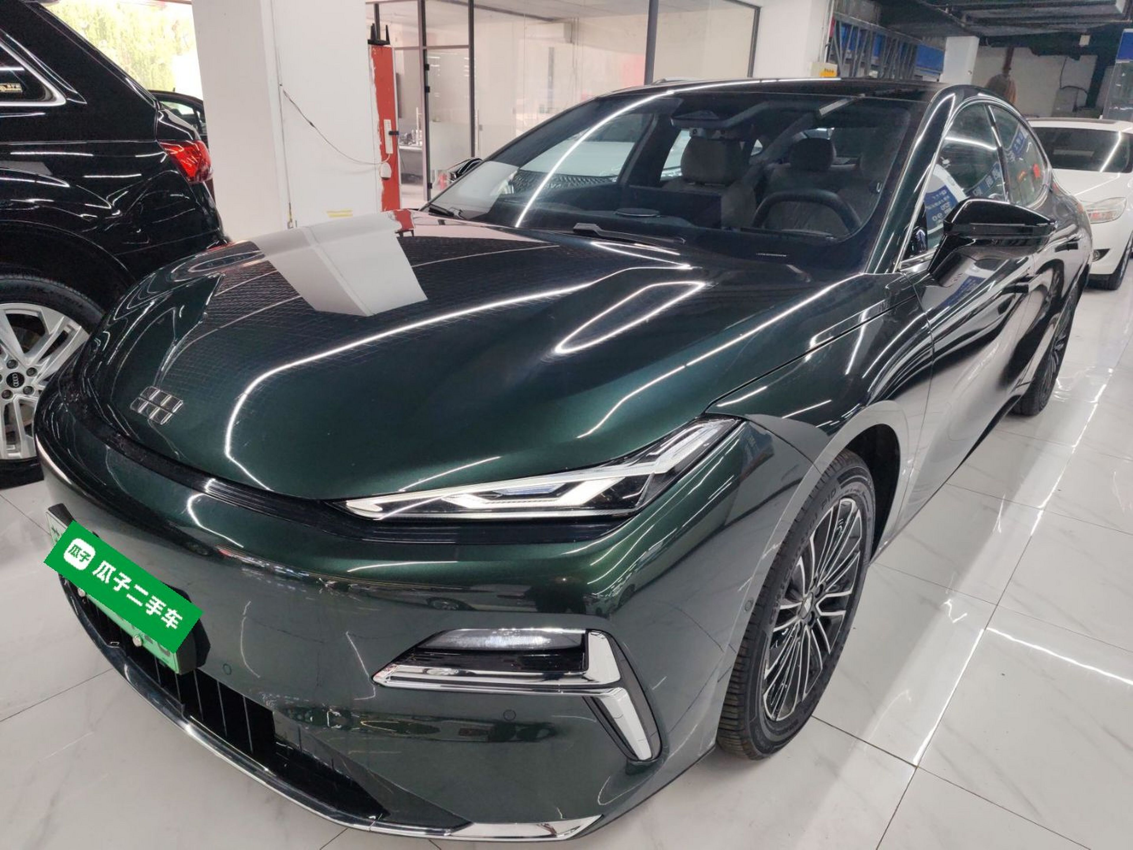 تحت مقدمة السيارة