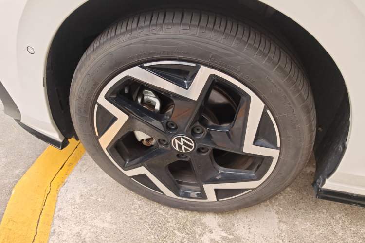 Used Volkswagen Golf 2025 300TSI R-Line Left Front Wheel Hub