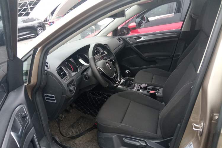 Used Volkswagen Golf 2015 1.6L Manual Fashion Edition
