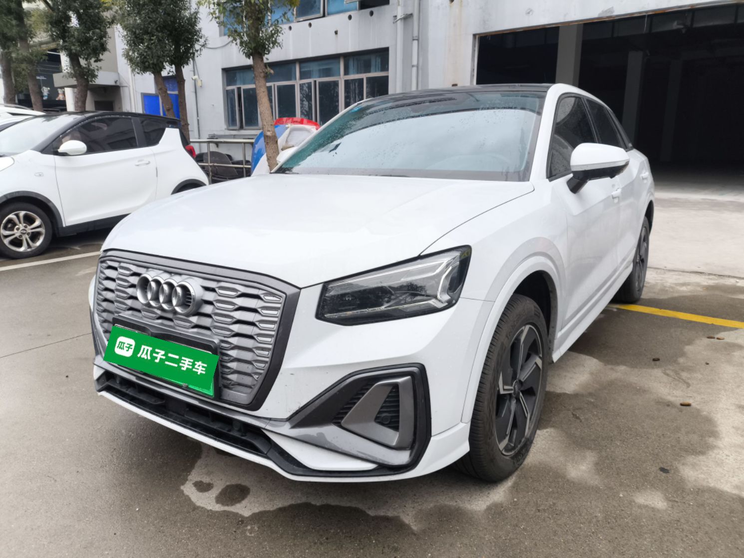 Под передней частью автомобиля