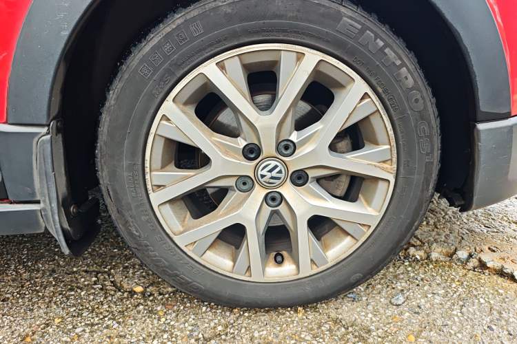 Used Volkswagen Polo 2014 1.6L Cross Polo Automatic Right Front Wheel Hub