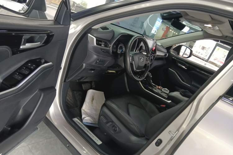 Used Toyota Highlander 2023 2.5L Smart Electric Hybrid Dual-Motor All-Wheel-Drive Luxury 7-Seater Driver Seat