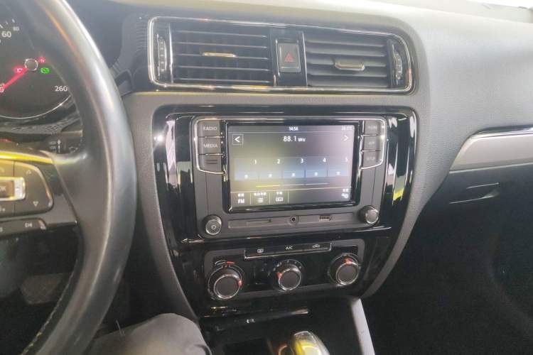 Used Volkswagen Sagitar 2018 1.6L Automatic Comfort Model Audio And AC Panel