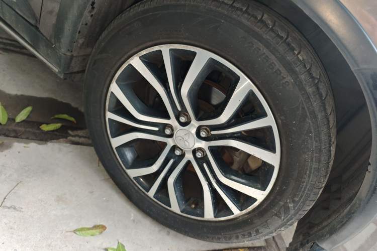 Used Mitsubishi Outlander 2016 2.4L 4x4 Elite Edition 7-Seater Right Front Wheel Hub