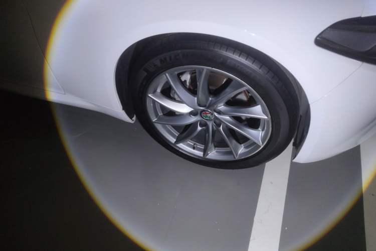 Used Alfa Romeo Giulia 2017 2.0T 200HP Luxury Edition Right Front Wheel Hub