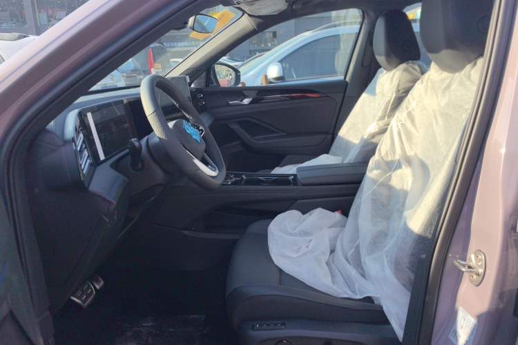 Used Volkswagen Tiguan L 2024 PRO 330TSI Two-Wheel Drive R-Line Smart Edition
