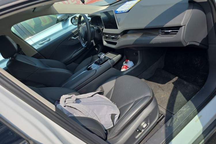 Used Hongqi E-QM5 2022 431 km Charge & Enjoy Edition
