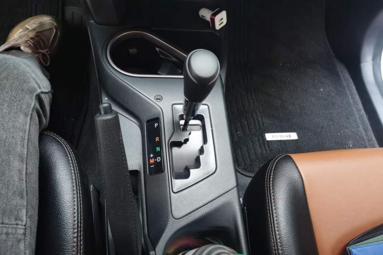 Used Toyota RAV4 2019 2.0L CVT Two-Wheel Drive Luxury Version China VI Standard Gear Lever