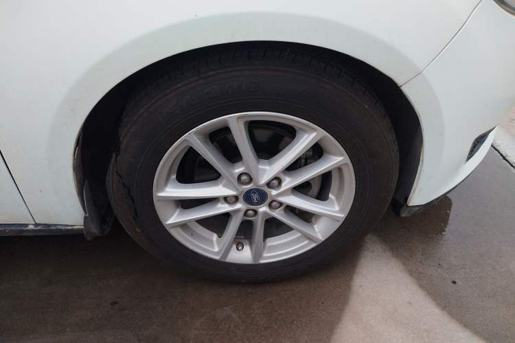 Used Ford Focus 2015 Hatchback EcoBoost 125 Automatic Supreme Style Edition Right Front Wheel Hub