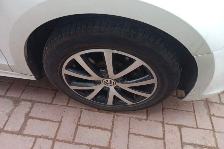 Used Volkswagen Sagitar 2012 1.6L Automatic Comfort Edition Right Front Wheel Hub