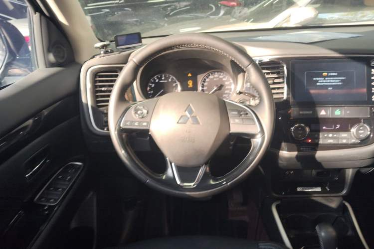 Used Mitsubishi Outlander 2019 2.0L Two-Wheel Drive Comfort Edition 7-Seater China VI Standard