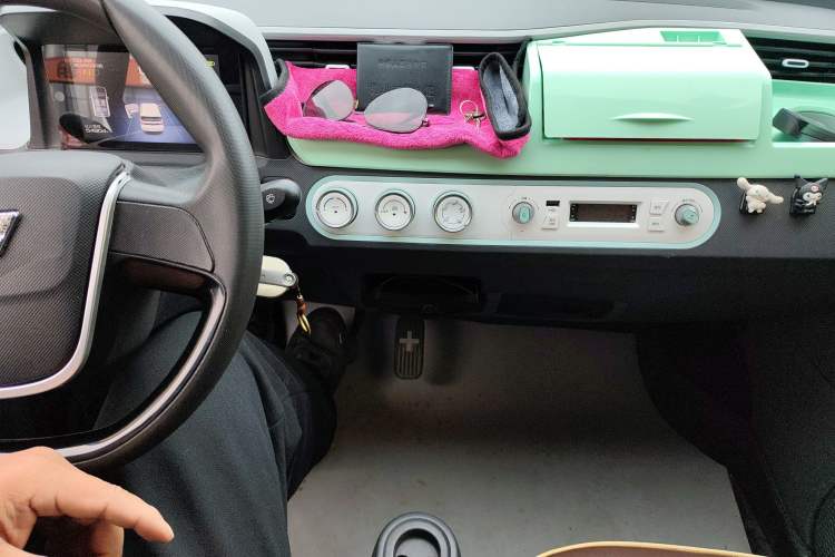 Used Wuling Hongguang MINIEV 2022 Macaron Premium Model – Lithium Iron Phosphate Audio And AC Panel