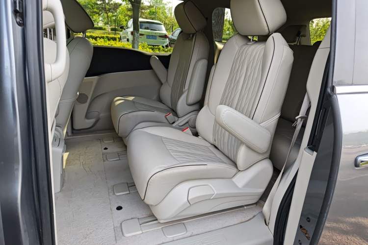 Used Buick GL8 2021 Land Cruiser Executive Class 652T Luxury Model
