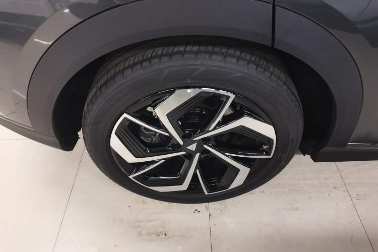 Used Deepal S07 2025 215Max Huawei Qiankun Intelligent Driving ADS SE Range-Extended Version Right Rear Wheel Hub