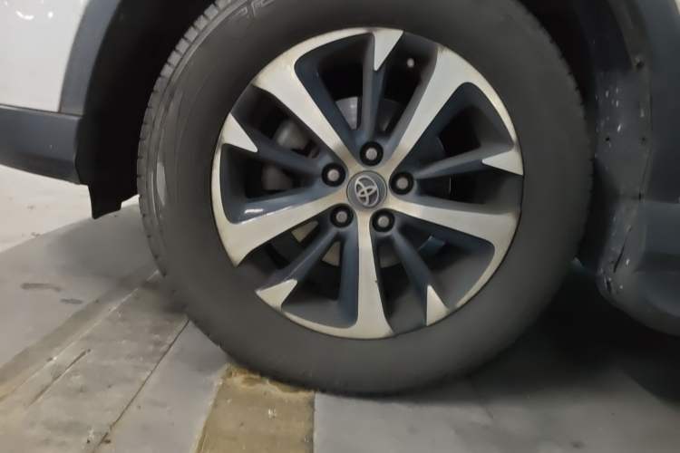 Used Toyota RAV4 2016 2.0L CVT Two-Wheel Drive Fashion Edition China V Standard Right Front Wheel Hub