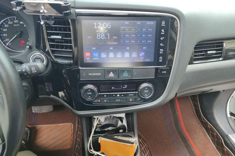 Used Mitsubishi Outlander 2016 2.4L 4x4 Luxury Edition 7-Seater Audio And AC Panel