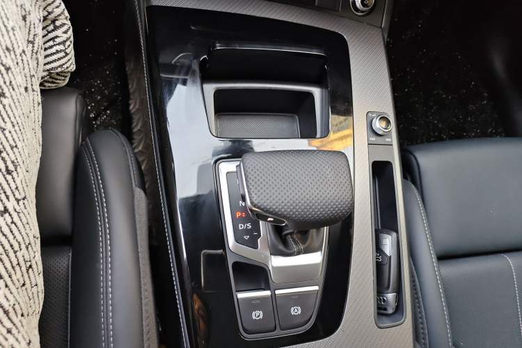 Used Audi Q5L 2024 40 TFSI Fashion Dynamic Model Gear Lever