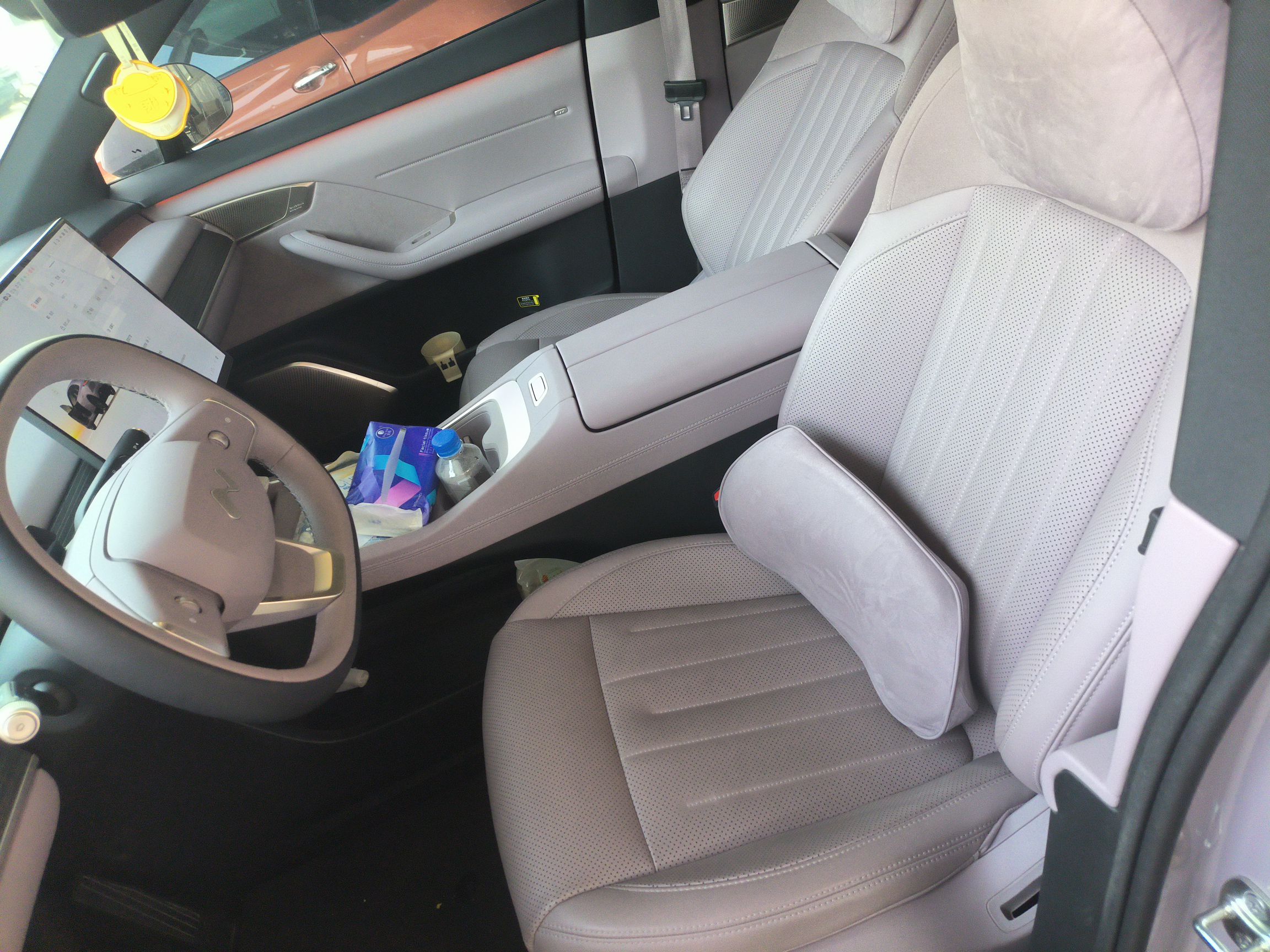 المقاعد الأمامية داخل السيارة