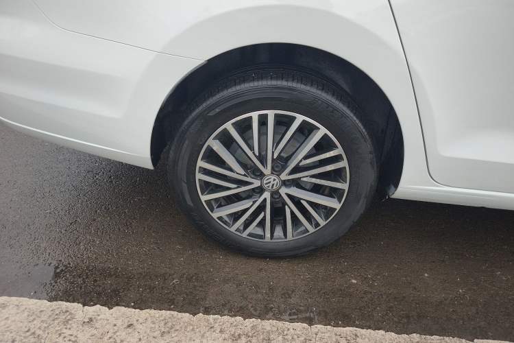 Used Volkswagen Jetta 2019 Dream Edition 1.5L Automatic Comfort Version Right Rear Wheel Hub