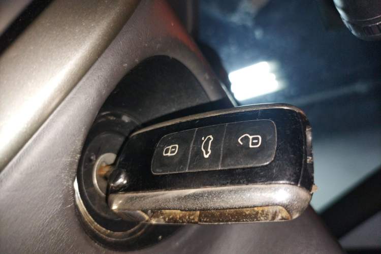 Used Volkswagen Phaeton 2011 4.2L V8 4-seat Extended-Range Individual Edition Vehicle Key