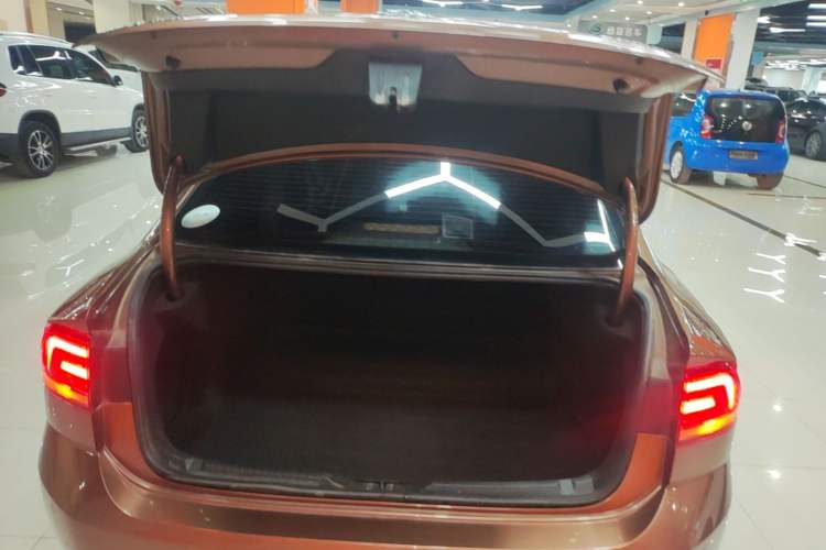 Used Volkswagen Lamando 2015 330TSI DSG Comfort Edition Trunk