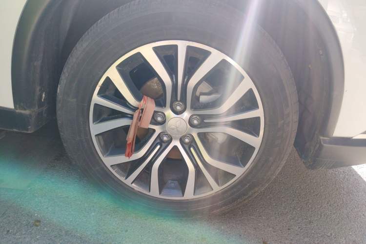 Used Mitsubishi Outlander 2018 2.4L 4x4 Luxury Edition 7-Seater Right Front Wheel Hub