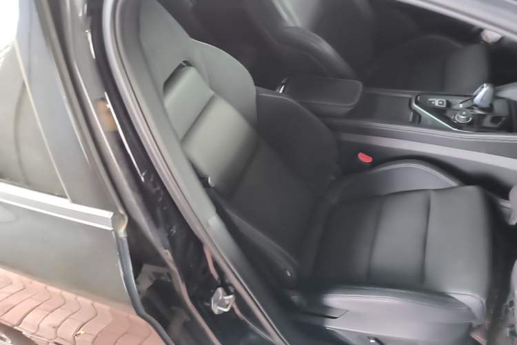 Used Lynk & Co 03 2022 2.0TD DCT JingPro Right Front Seat