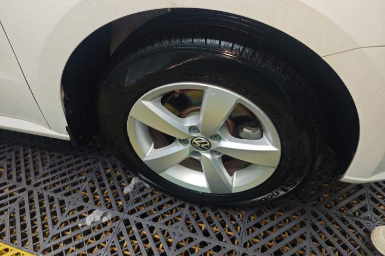 Used Volkswagen Lavida 2013 Revised Classic 1.6L Manual Fashion Edition Right Front Wheel Hub