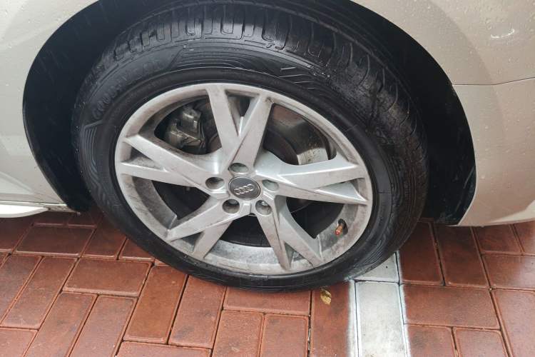 Used Audi A4L 2018 30th Anniversary Edition 40 TFSI Trendy Model Right Front Wheel Hub