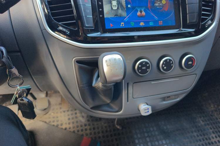 Used SAIC MAXUS Xintu V80 2021 2.0T Manual Classic Aoyuntong Short Wheelbase Mid-Roof 5/6-Seater
