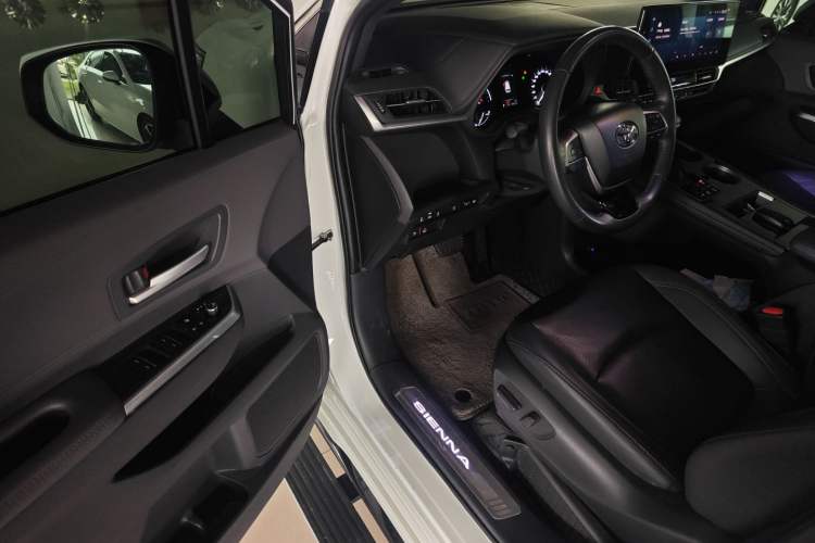 Used Toyota SIENNA 2023 2.5L Hybrid Deluxe Edition