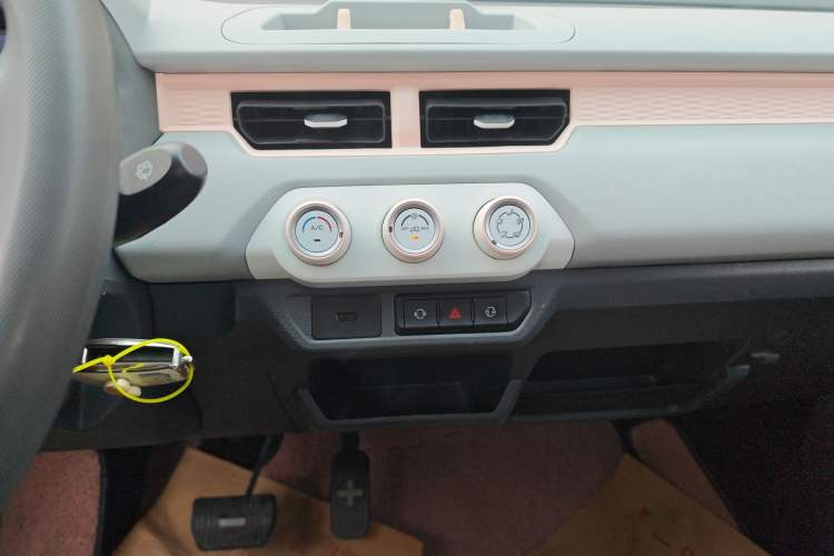 Used Chery QQ Ice Cream 2022 170km Sundae Phosphate Lithium-Ion