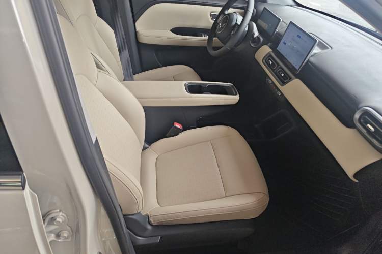 Used Wuling Bingo PLUS 2024 510 km Range 5-Seater Version Right Front Seat