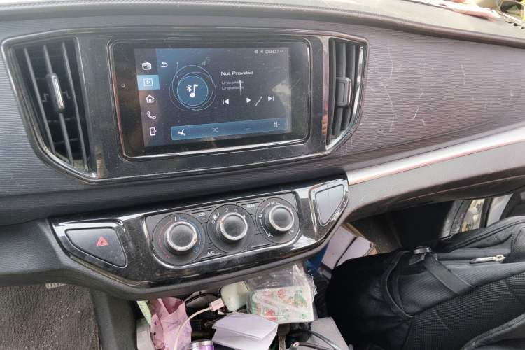 Used FORTHING Lingzhi 2022 M5 1.6L Practical 7-Seater Audio And AC Panel