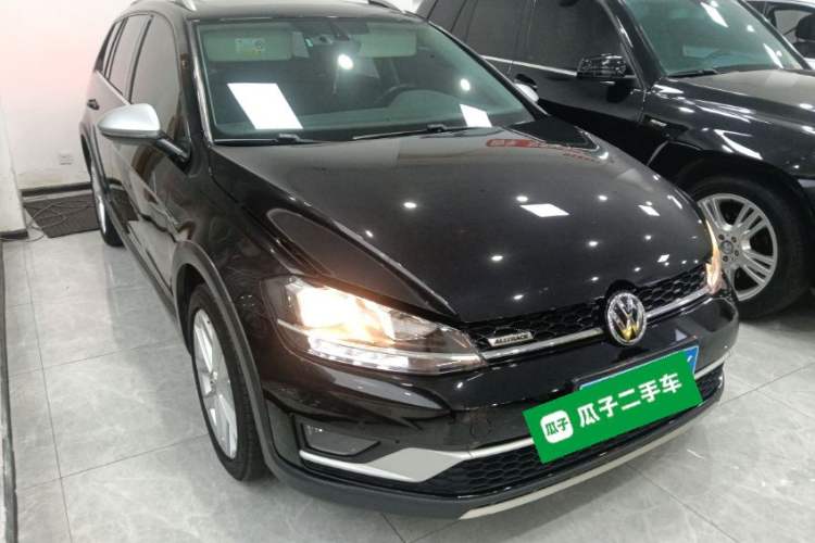 Used Volkswagen Golf 2019 1.8TSI Travel Edition Front Right 45 Deg