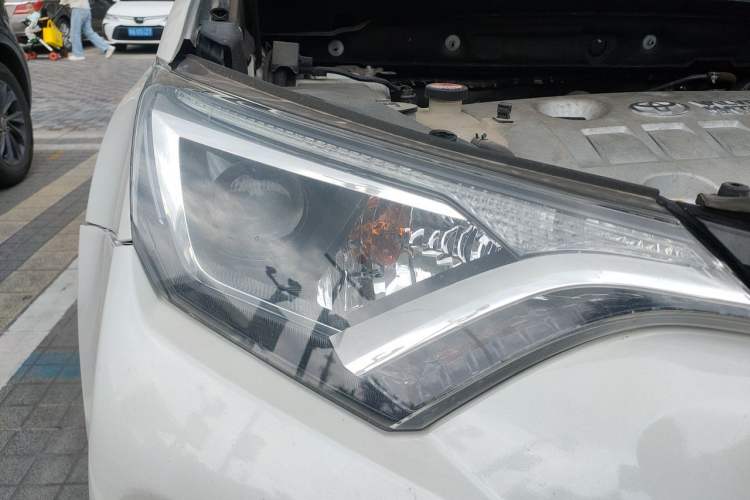 Used Toyota RAV4 2016 2.0L CVT Two-Wheel Drive Fashion Edition China V Standard