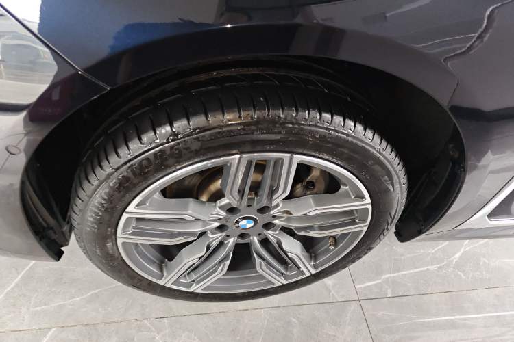 Used BMW 7 Series 2021 730Li M Sport Package Left Front Wheel Hub