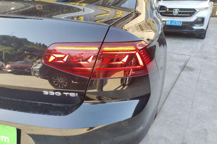 Used Volkswagen Magotan 2023 2 Million Units Limited Edition 330TSI DSG Leading Version Right Rear Taillight