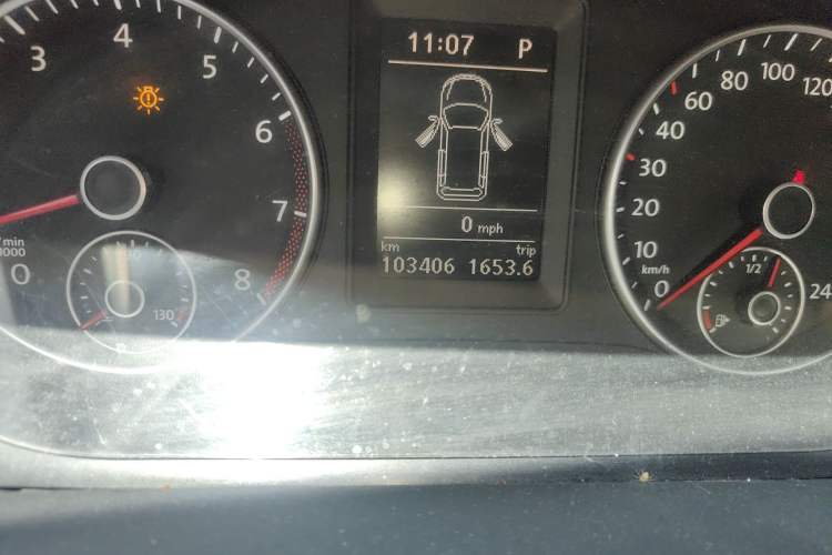 Used Volkswagen Touran 2011 1.4T DSG ZhiZhen Edition 5 Seats Odometer Close Up