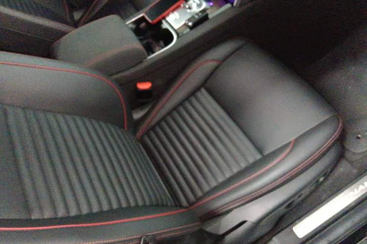 Used Land Rover Discovery Sport New Energy 2022 Facelifted P300e Plug-in Hybrid Electric Version Right Front Seat