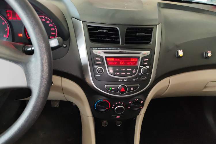 Used Hyundai Verna (older generation) 2016 1.4L Manual Smart GLS Trim