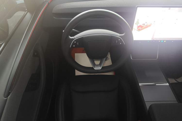 Used Tesla Model Y 2025 Rear-Wheel Drive First Edition Steering Wheel