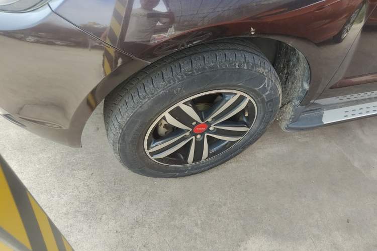 Used Geely Auto GX7 2015 Sports Edition 2.0L Automatic Luxury Upgrade Version China V Standard
