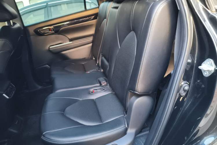 Used Toyota Highlander 2022 Dual-Engine 2.5L 4x4 Elite Edition 7-Seater Left Rear Seat